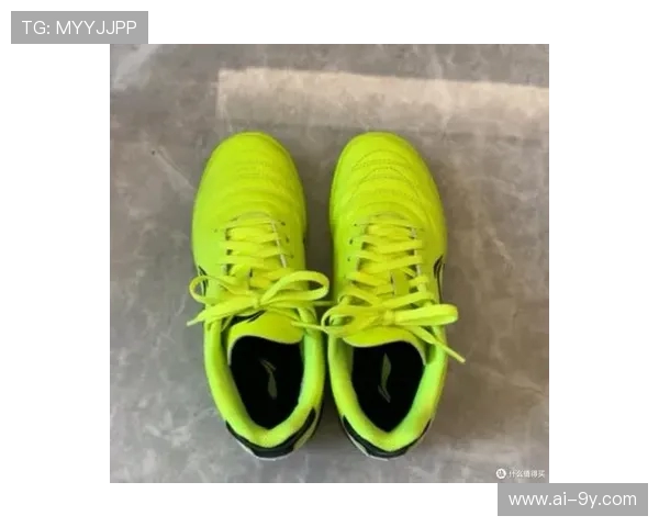 男士加绒足球鞋碎钉设计温暖舒适适应各种场地需求的运动鞋推荐